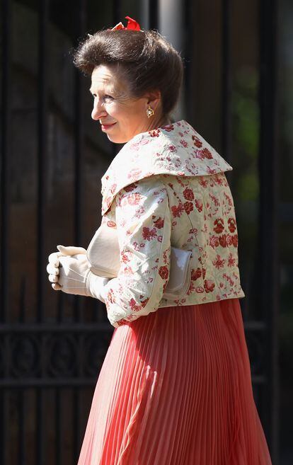 La princesa Ana, hija mayor de la reina Isabel II (y que ostenta el título de Princesa Real), llega a la Canongate Kirk de Edimburgo para celebrar el enlace de su hija con Mike Tindall.