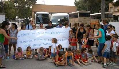 Protesta en el celogio de Benifaraig por los problemas con el transporte escolar.