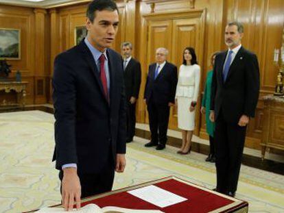 El líder socialista y Felipe VI comparan en una conversación informal la brevedad del acto con el largo camino recorrido hasta llegar a este momento