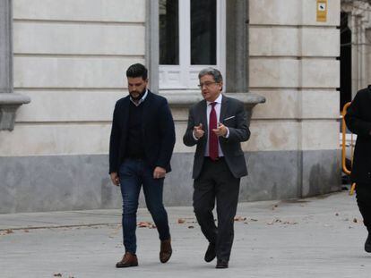 El exdelegado del Gobierno en Cataluña Enric Millo, en el centro, se dirige a declarar al Tribunal Supremo, en la décima jornada del juicio del 'procés' hoy martes. En vídeo, resumen de la declaración de Millo.