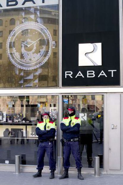 Agentes de los Mossos ante una de las tiendas de Rabat en el paseo de Gr&agrave;cia de Barcelona.
