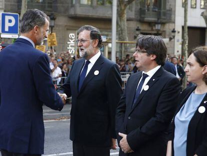 El Rei saluda Rajoy, Puigdemont i Colau.