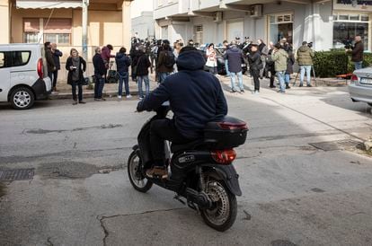 Revuelo vecinal y periodístico que se a generado delante de la casa donde se refugiaba el capo de la mafia  Matteo Messina Denaro en la localidad siciliana Campobello di Mazara, este martes.