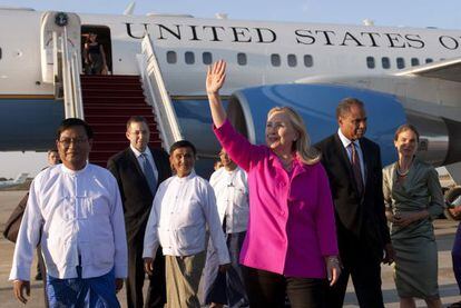 La secretaria de Estado de EE UU, Hillary CLinton, al llegar a Myanmar.