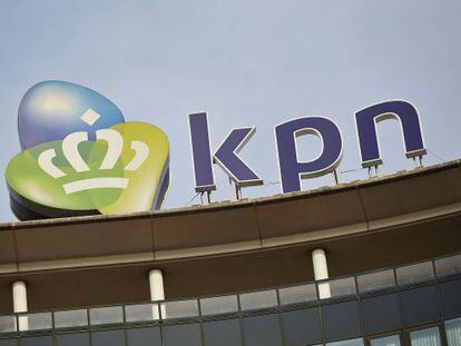 El logo de KPN sobre su sede central en La Haya.