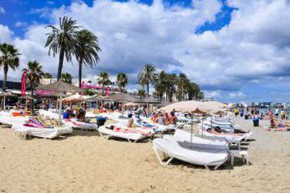 Bañistas en la playa d’en Bossa, en Ibiza.