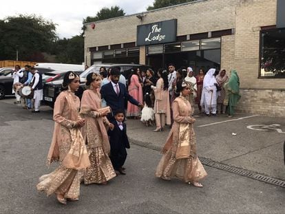 Celebración de una boda tradicional paquistaní en White Abbey road, en Bradford, el jueves.