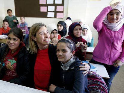 La titular de Exteriores de la UE, Federica Mogherini, junto a refugiados sirios, este lunes en Líbano.