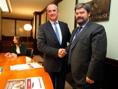 El consejero Aburto mantiene su primer encuentro con el presidente de los empresarios vascos.