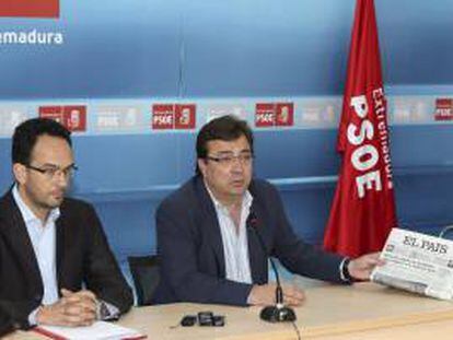 El secretario federal de Relaciones Institucionales, Políticas y Autonómicas del PSOE, Antonio Hernando (i), y el secretario general del PSOE extremeño, Guillermo Fernández Vara, durante una rueda de prensa que han ofrecido en Mérida. EFE/Archivo