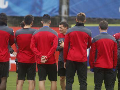 Galca, con sus jugadores, en Sant Adri&agrave;. 