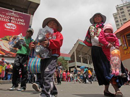 Niños de escasos recursos, vulnerables a la violencia, recogen regalos