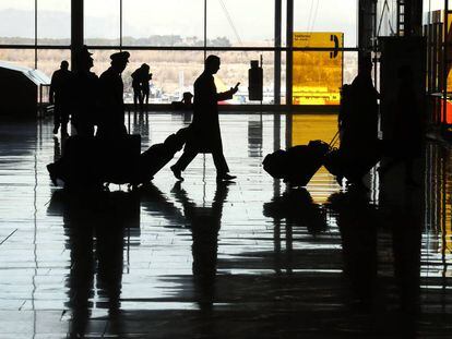 Pasajeros y tripulantes con malestas en el aeopuerto Adolfo Suárez Madrid-Barajas.