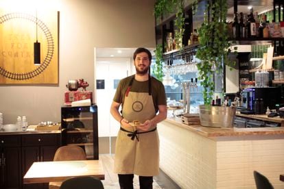 Álex Marugán en el interior de su restaurante 'Tres por Cuatro' en Madrid.