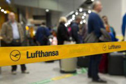 Pasajeros esperan junto a los mostradores de la compa&ntilde;&iacute;a a&eacute;rea Lufthansa en el aeropuerto de Fr&aacute;ncfort.