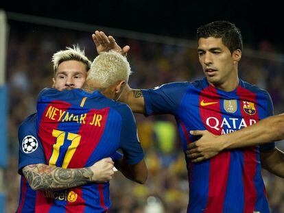 Messi, Neymar y Suárez, tras el gol del argentino.