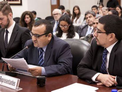 Charles Abbott, Milton Campos Castillo y Francisco Quintana, representantes de las v&iacute;ctimas.