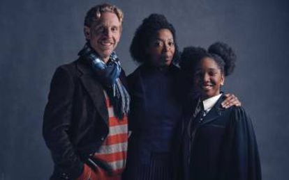 Ron, Hermione y su hija Rose en la obra de teatro, interpretados por Paul Thornley, Noma Dumezweni y Cherrelle Skeete.