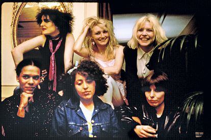 Con sus amigas Siouxsie Sioux, Viv Albertine, Debbie Harry, Pauline Black, Poly Styrene y Chrissie Hynde.