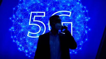 Logo del 5G en un pabellón del Mobile World Congress de Barcelona, en febrero de 2022.