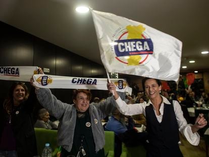 Seguidoras del partido Chega, durante un acto electoral en un restaurante de Lamego, Portugal, el viernes 1 de marzo.