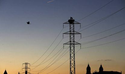 Tendido eléctrico en Pamplona.