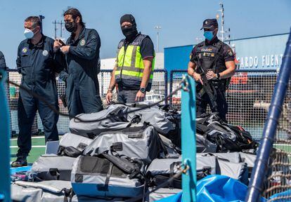 La Policía muestra los fardos con los 1.000 kilos de cocaína incautados en un velero apresado en las inmediaciones de las Azores. 