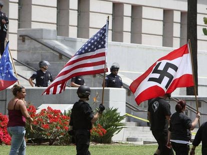 Miembros de la extrema derecha porta una bandera nazi en los disturbios de Charlottesville, Virginia.