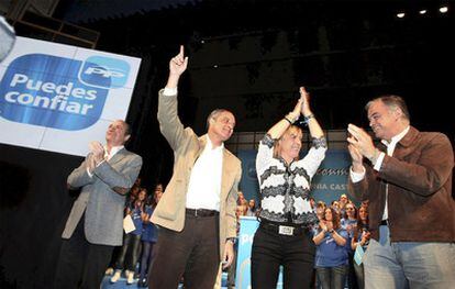 La candidata del PP a la alcaldía de Alicante, Sonia Castedo, entre Francisco Camps y Esteban González Pons en un mitin.