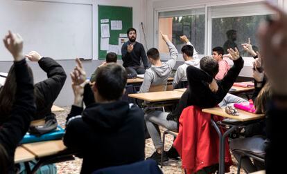 Un profesor debate sobre el veto parental con los alumnos en una clase de 4º de la ESO.