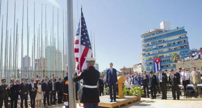 Kerry asiste al izado de la bandera de Estados Unidos.