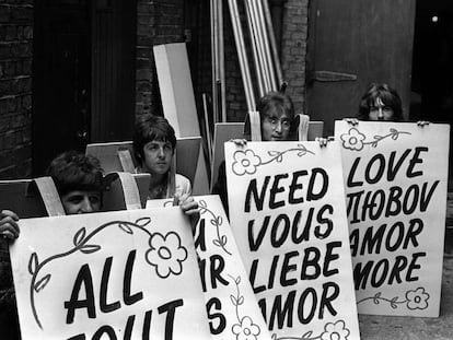 Los Beatles, en los estudios EMI en St John’ s Wood, en Londres, a punto de presentar su nuevo single ante unos 350 millones de espectadores. 