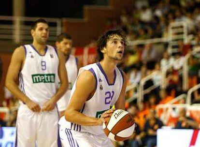 Llull se dispone a lanzar a canasta bajo la atenta mirada de Felipe Reyes y Hamilton.