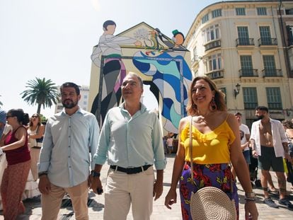 El coordinador general del PP, Elías Bendodo (centro), este lunes en la Feria de Málaga, donde ha atendido a los medios de comunicación.