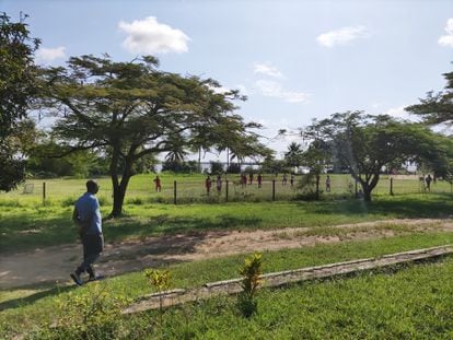 El director del Centro Amigo Doumé, Sylvestre Bini, observa un partido de fútbol entre alumnos y vecinos del barrio.