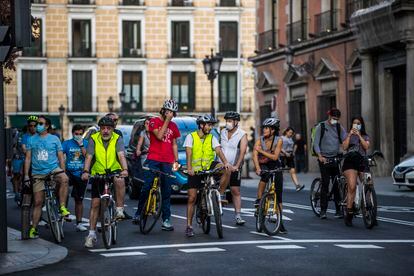 Varios ciclistas se juntan en un semáforo en Madrid, el miércoles.