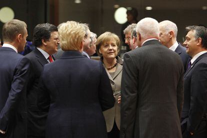 La canciller alemana, Angela Merkel, en el centro, con otros dirigentes europeos durante el Consejo celebrado ayer en Bruselas.
