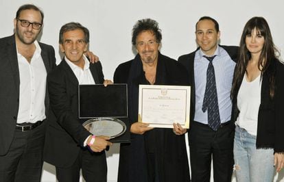 Al Pacino, en el centro, con el diploma de Hu&eacute;sped de Honor de Buenos Aires.
