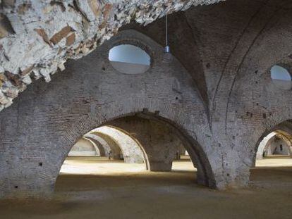 Arcadas en el interior de las Atarazanas, en Sevilla.