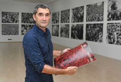 El entrenador Ernesto Valverde en la muestra de fotografías firmadas por él que se puede visitar en Bilbao.