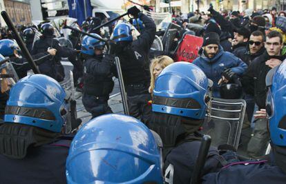 La policía golpea a manifestantes en las calles de Milán.