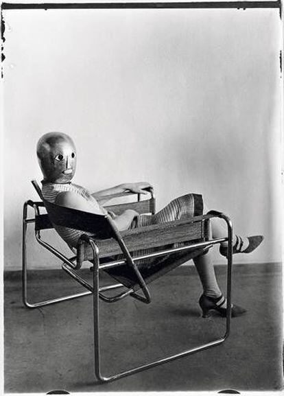 Ise Gropius o Lis Bayer, con una máscara del escultor alemán Oskar Schlemmer, en 1926.