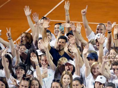 Djokovic posa con los voluntarios del Adria Tour en Belgrado, el pasado 14 de junio. / DARKO BOJINOVIC (AP)