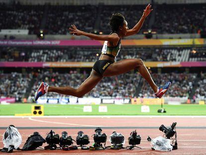 La atleta jamaicana Kimberly Williams compite en la final de triple salto femenino, el 7 de agosto.