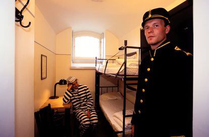Una de las habitaciones del Langholmen Hotel de Estocolmo (Suecia), ubicado en una antigua prisión. 