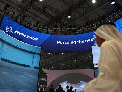Un visitante del Salón Aeronaútico de Dubái 2023 visita el stand de Boeing.