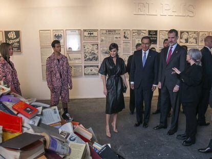 Los Reyes de España en el estand de EL PAÍS en Arco acompañados del presidente de Perú, Martín Vizcarra; la artista Alicia Martín, y Javier Monzón, presidente de PRISA.