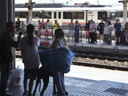 Viajeros esperan el tren en la estaci&oacute;n de Tarragona.