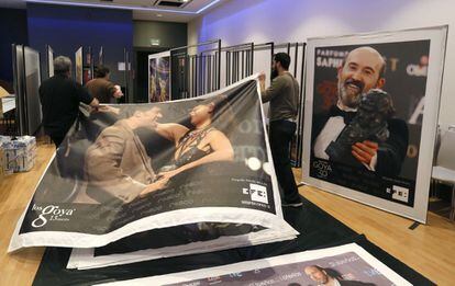 Preparativos de la exposición fotográfica que la Agencia Efe muestra en el hotel Auditorium, en Madrid, donde se celebra la gala de la 31 edición de los Premios Goya.