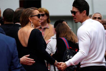 Mariah Carey y su novio, el bailarín Bryan Tanaka, acuden de la mano a la ceremonia para imponer las huellas de la cantante en el Paseo de la Fama, la semana pasada en Los Ángeles.